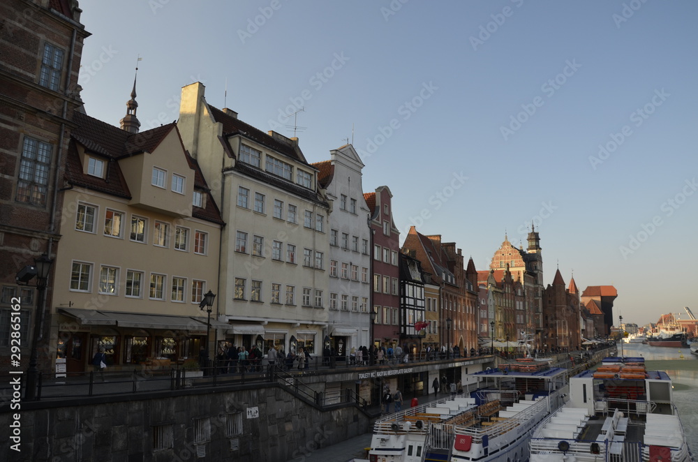 Obraz premium Żuraw nad Motławą , Motława Gdańsk , Domy nad Motławą ,Stare miasto Gdańsk , starówka Gdańsk , Gdańsk , architektura Gdańsk , architektura, house of god, wieza, budowa, europa, zamek, stary, katedra, 