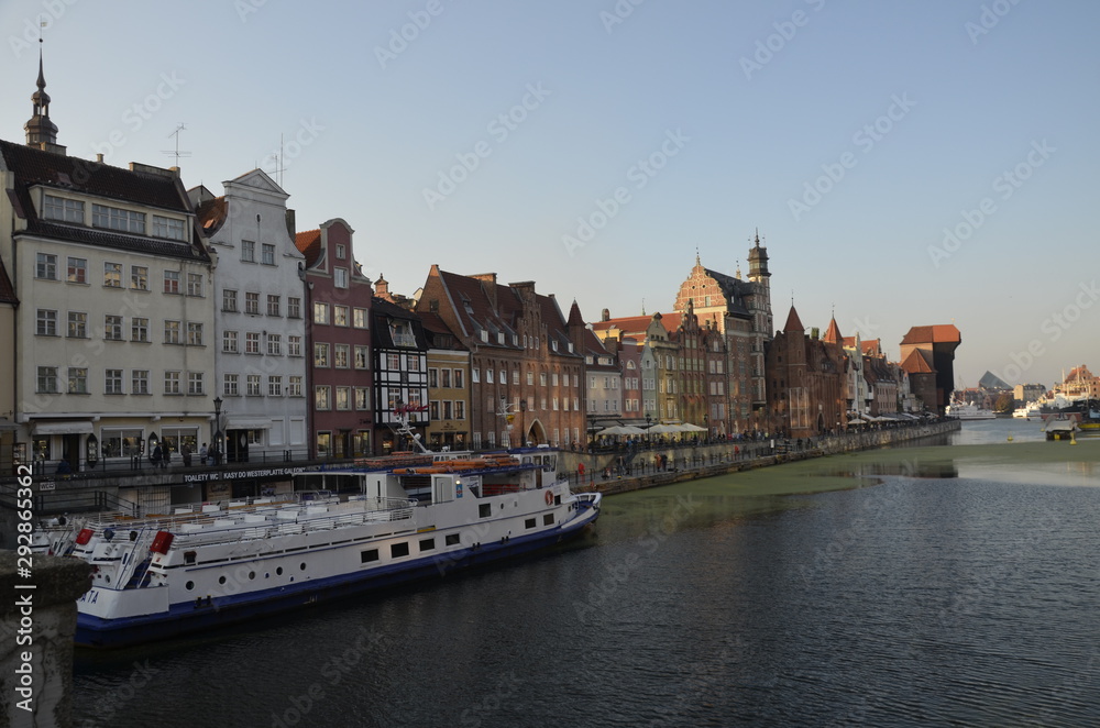 Obraz premium Żuraw nad Motławą , Motława Gdańsk , Domy nad Motławą ,Stare miasto Gdańsk , starówka Gdańsk , Gdańsk , architektura Gdańsk , architektura, house of god, wieza, budowa, europa, zamek, stary, katedra, 