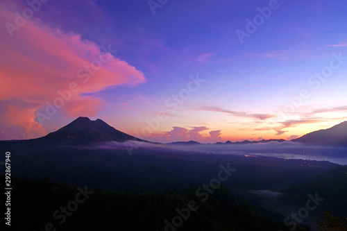 vor sonnenaufgang am vulkan gunung batur auf bali in indonesien