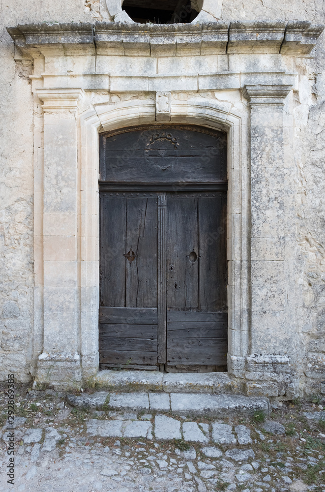 Alte verwitterte Kirchentüren in der Provence, Frankreich