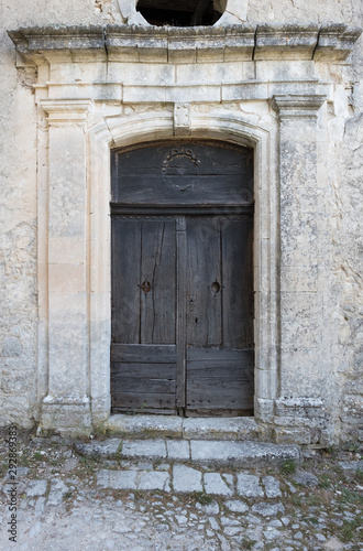 Alte verwitterte Kirchent  ren in der Provence  Frankreich