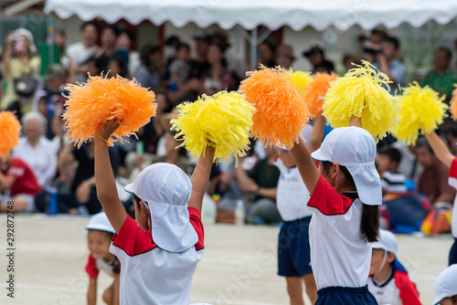 運動会応援している幼稚園の子供達