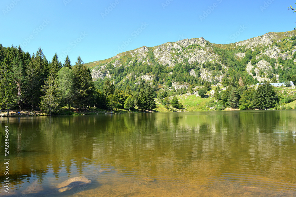 Lac des truites ou Lac du Forlet, lac vosgien près de Soultzeren, lac de montagne en france