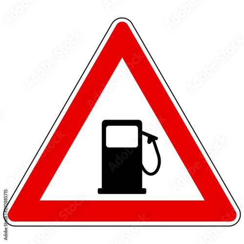 Tankstelle und Achtung Schild
