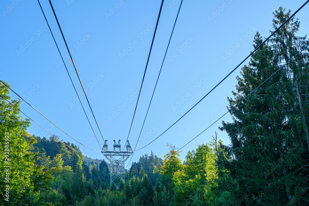 Stahlmasten und Seile der Stanserhornbahn, Stans, Nidwalden, Schweiz Stahlmasten und Seile der Stanserhornbahn, Stans, Nidwalden, Schweiz