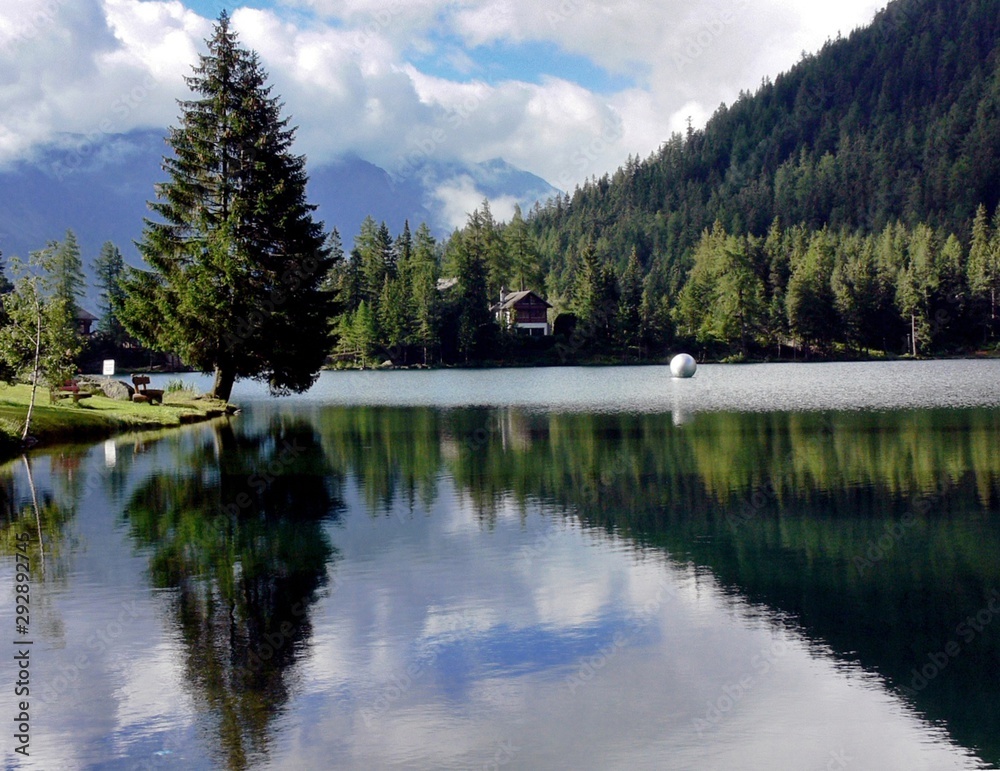 Paysage qui reflète sur un lac en Suisse