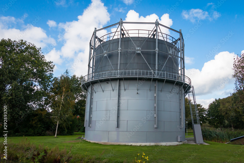 Obraz premium Complete renovated gas holder in the village Dedemsvaart province Overijssel, was a gas storage in use in the first half of the twentieths century as a light gas supply for industry and household.