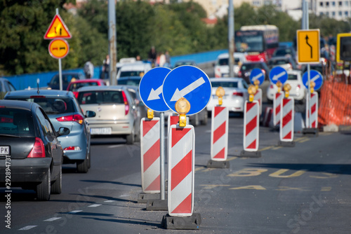 Diverting traffic sign