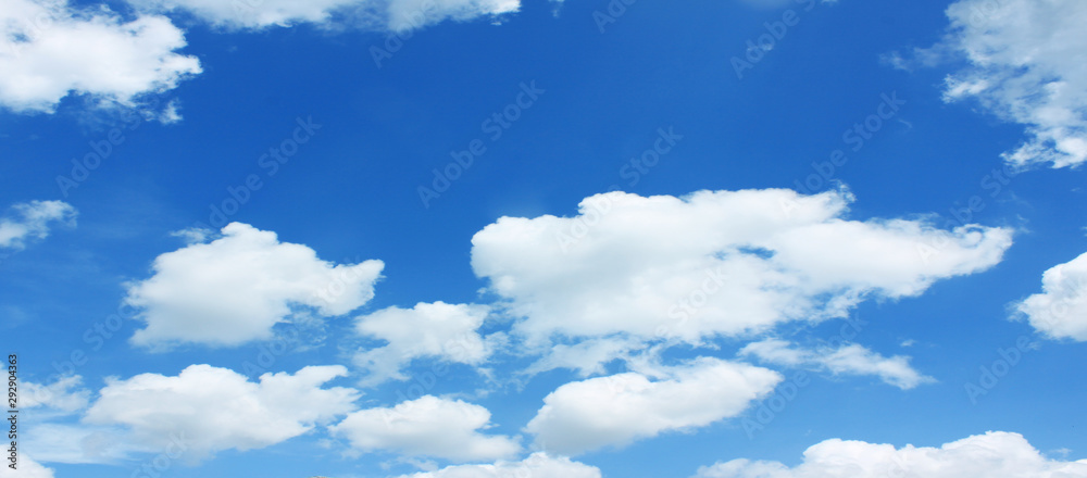 Obraz premium Empty white cloud on blue sky