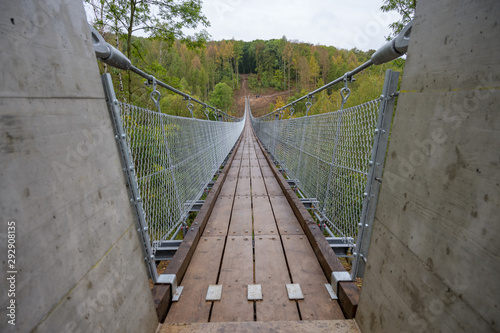 Hängeseilbrücke über dem Bärental in der Hohen Schrecke