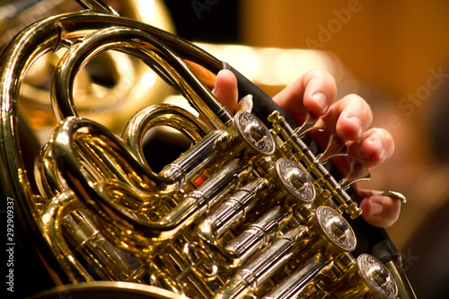 Detalhe de músico de orquestra, tocando trompa, Trompista photo