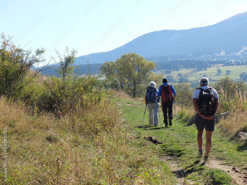 groupe de randonneurs en montagne sur piste 