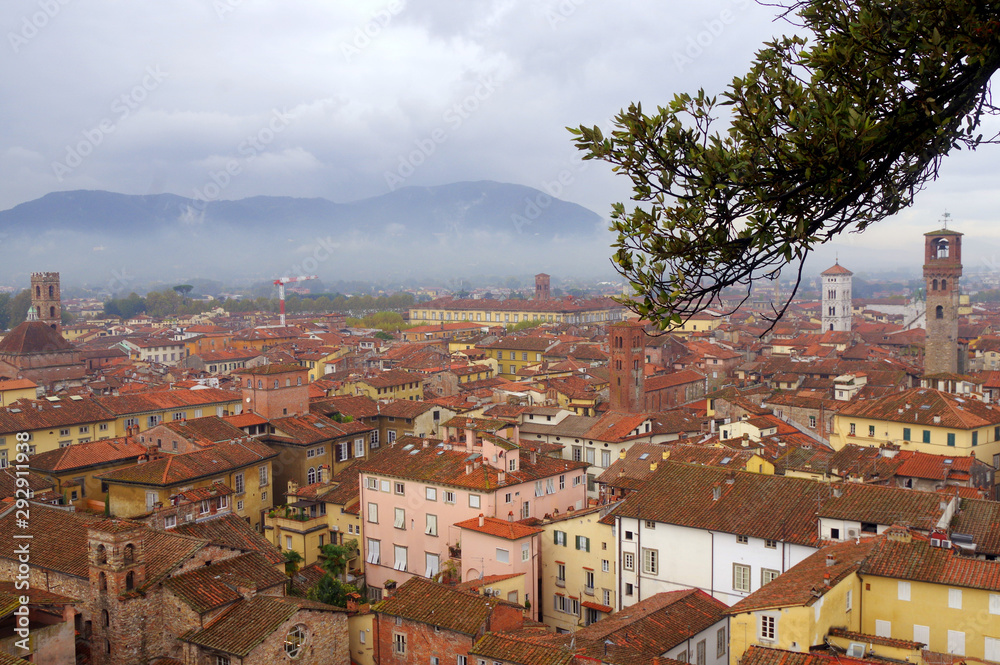 Obraz premium A view of the city Lucca in a rainy day