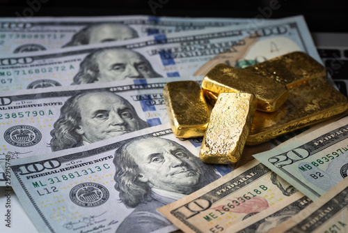 Canvastavla Dollar banknote with gold bar for business concept