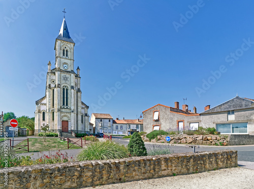 Eglise Saint-Hilaire à Faye l'Abbesse 1 photo