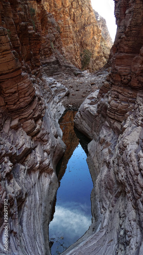 Reflet des roches lors d'une randonnée en Namibie