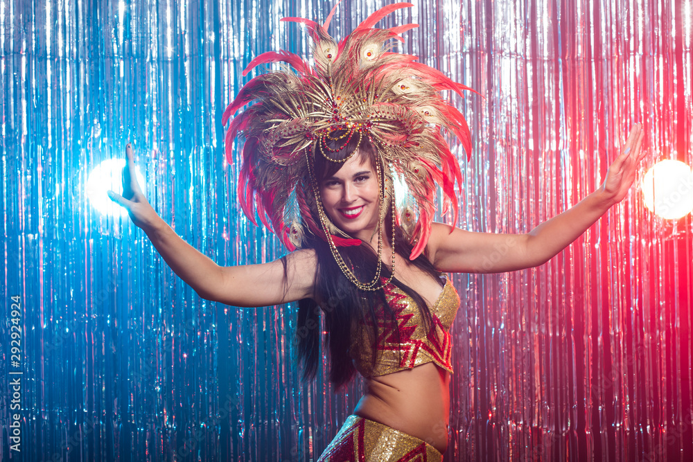 Φωτογραφία Carnival, dancer and holiday concept - Beauty brunette woman in cabaret suit and headdress with natural feathers and rhinestones