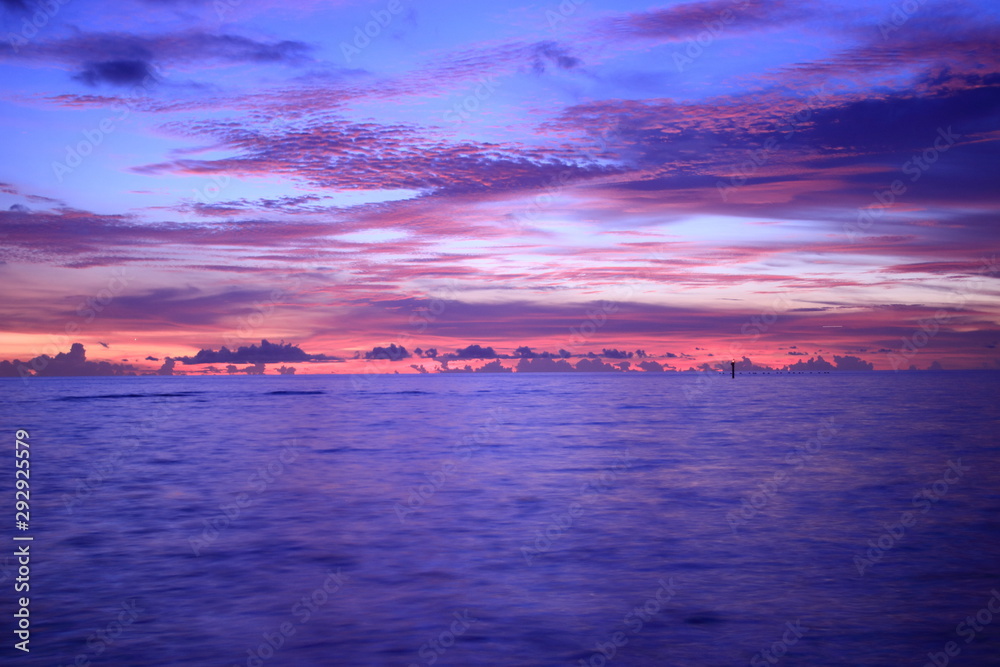 茜色の夕日と海（水平線）