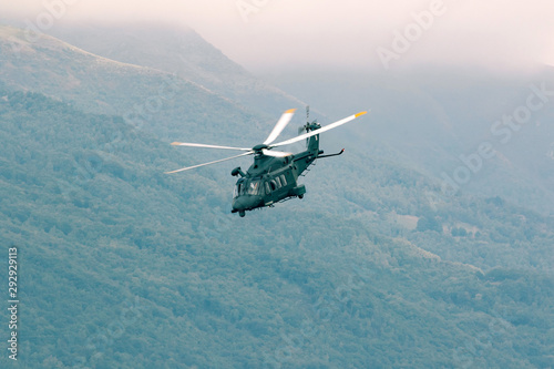 Fototapeta Wojskowy helikopter w locie - AW 149