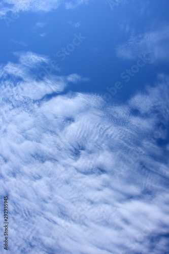 Faszinierende vom Winde verwehte weiße Wolken am blauen Himmel