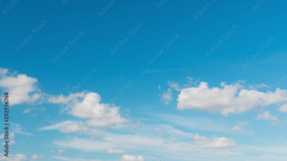 Fototapeta premium Tło błękitnego nieba z chmurami cumulus