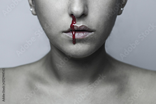 ragazza sangue violenza