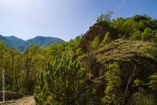Vista dal sentiero 208 dal villaggio di Baciardi all'eremo di Morimondo © Luciano Pierantoni