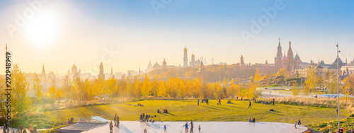 Photography People walk and relax in the Zaryadye park in the very center of Moscow at sunset