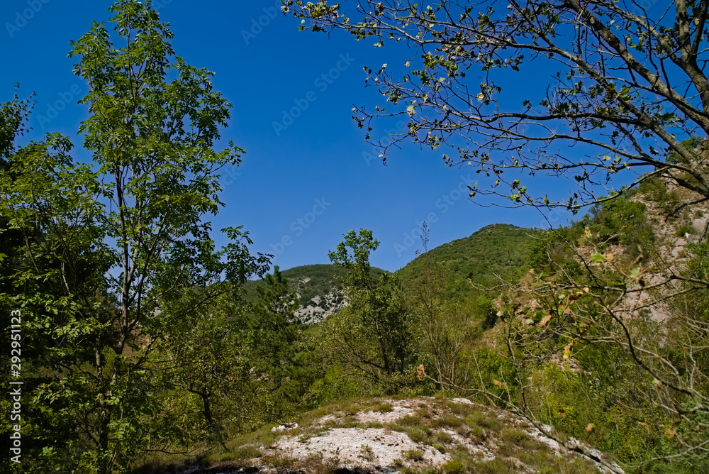 Vista dal sentiero 208 dal villaggio di Baciardi all'eremo di Morimondo Vista dal sentiero 208 dal villaggio di Baciardi all'eremo di Morimondo