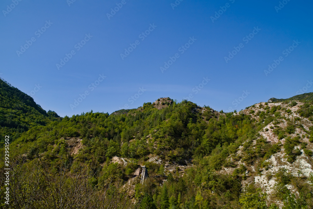 Vista dal sentiero 208 dal villaggio di Baciardi all'eremo di Morimondo