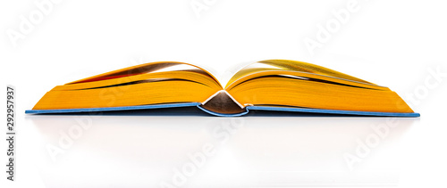 Aufgeschlagenes Buch auf weißem Hintergrund