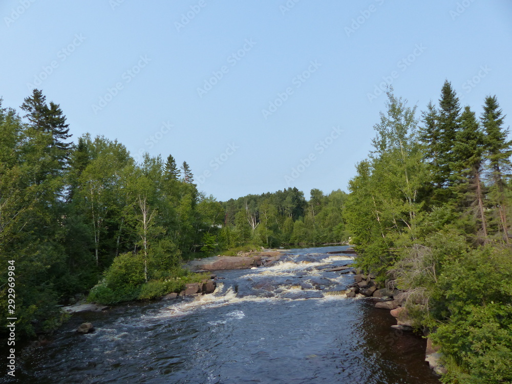 rivière rapide au milieu de la forêt quebecoise rivière rapide au milieu de la forêt quebecoise
