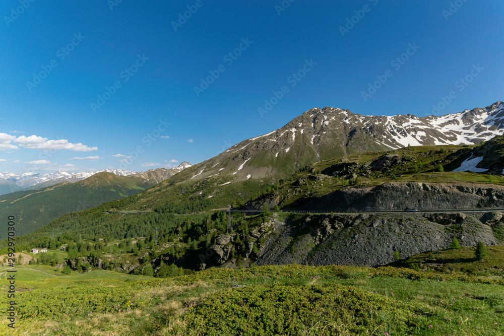 Obraz premium Green mountains with snow and ice