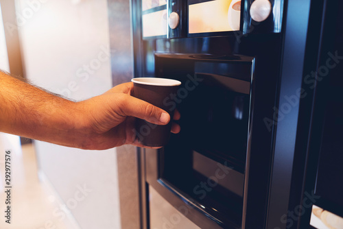 Slika na platnu Man hand with coffee, vending coffee machine