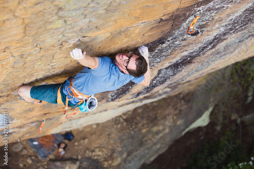 Tableau sur toile Rock climber with big fingers holding onto nothing