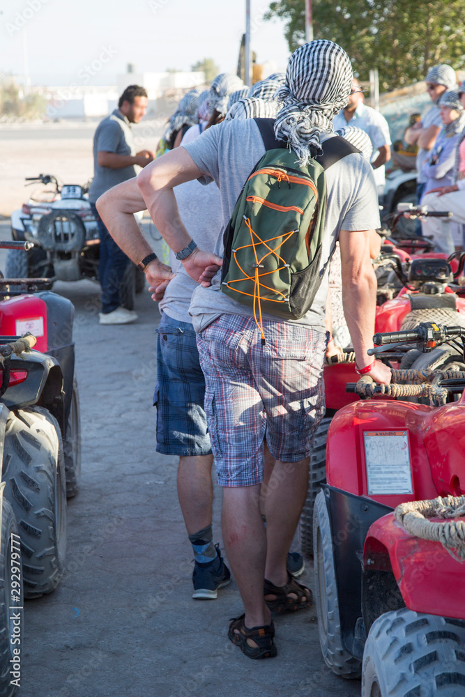 Obraz premium Touristengruppe kurz vor einer Quad-Tour