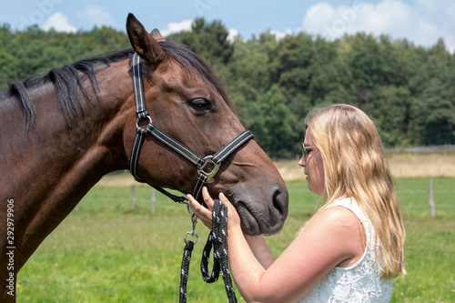 Attraktive Pferdebesitzerin mit Ihrem braunen Pferd © Bittner KAUFBILD.de