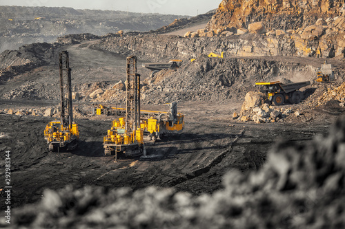 Fotografie Drilling machine borer installing cast explosives blasting