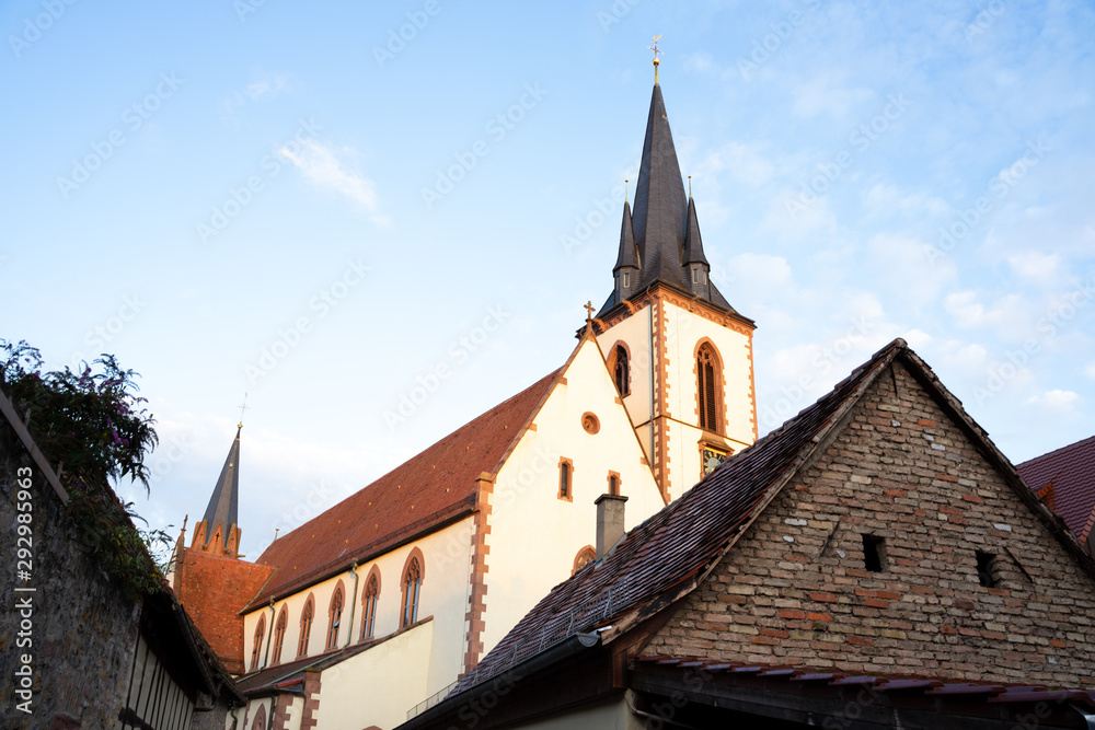 Kirche mit zwei Türmen mit einem Haus im Vordergrund