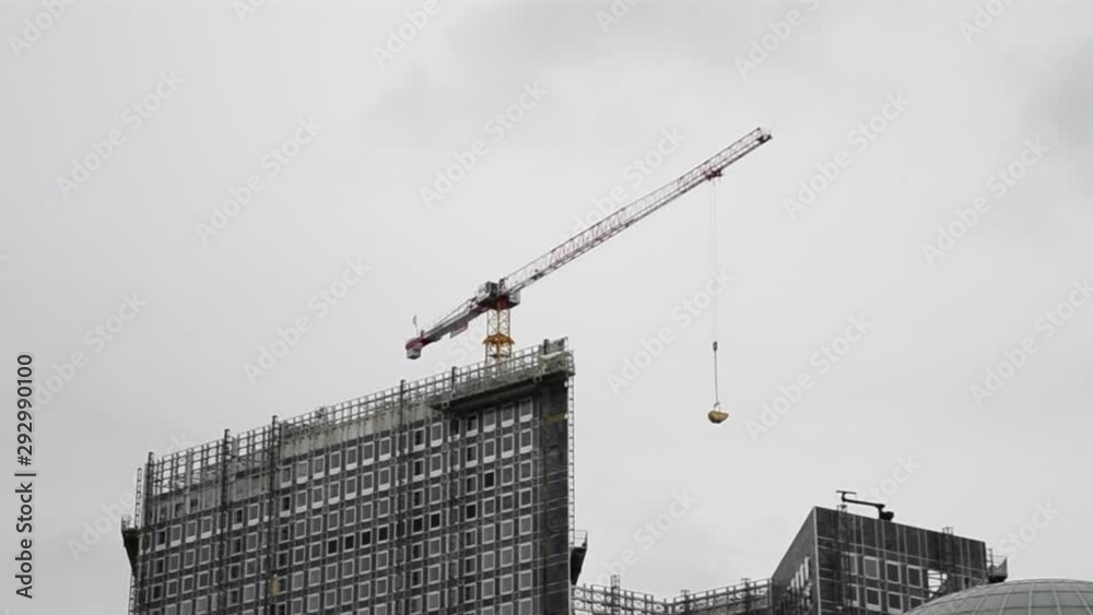Déplacement d'un godet rempli de béton par une grue