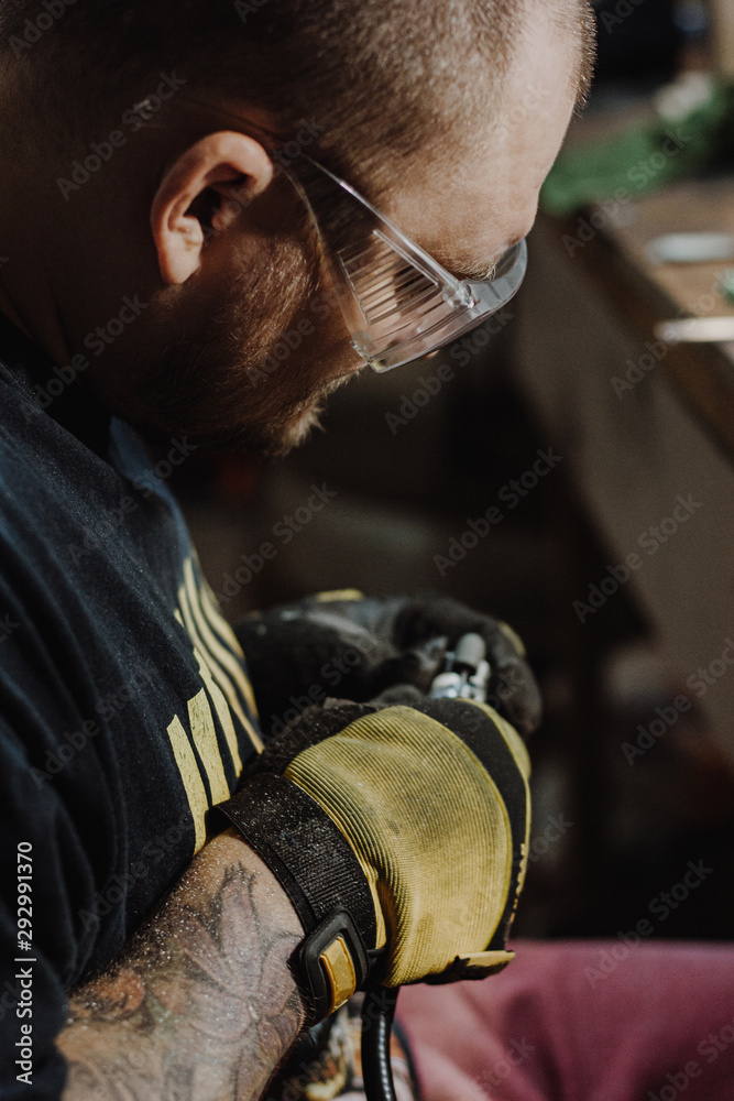 Obraz premium Jeweler working at workshop