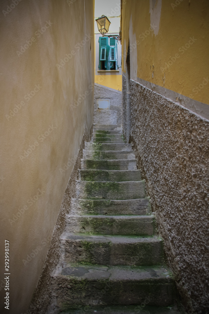 ruelle très étroite dans un village des Cinque Terre en Italie