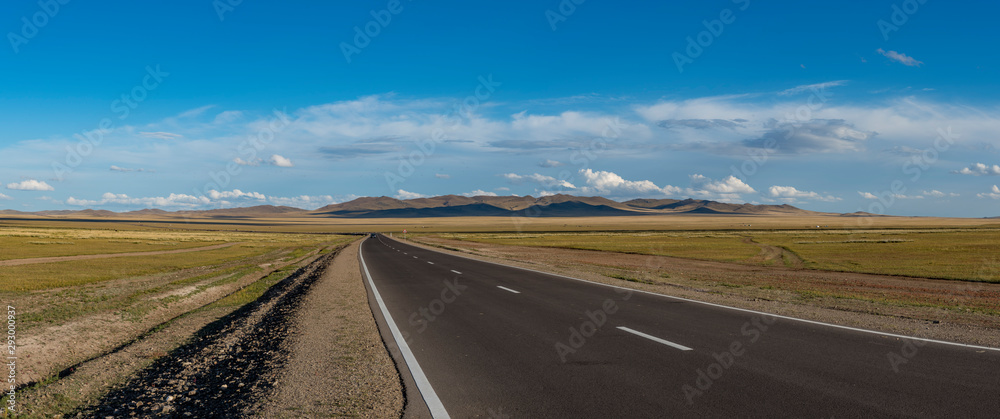 Eine Landstraße in der Wüste Gobi, Mongolei