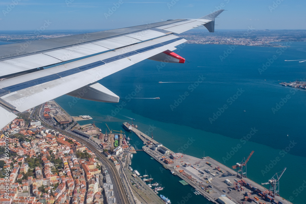 Blick aus dem Flugzeug auf Lissabon, Portugal