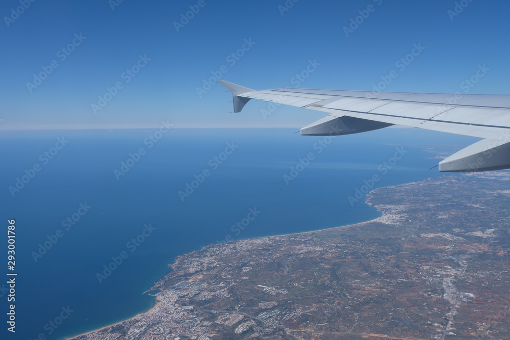 Blick aus dem Flugzeug im Süden von Portugal Blick aus dem Flugzeug im Süden von Portugal