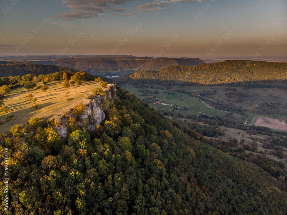 Fototapeta premium Felder - Wald - Wiesen - Berge - Landschaft - Luftbild