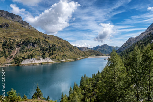 Paesaggio di montagna con lago e diga