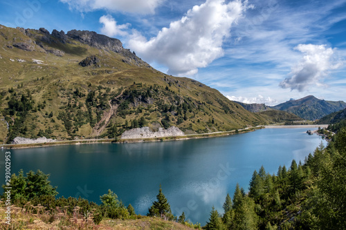 Paesaggio di montagna con lago e diga