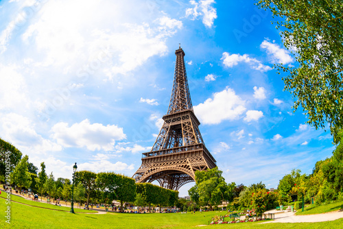Eiffelturm in Paris an einem wunderschönen Sommertag mit strahlend blauem Himmel im Hintergrund
