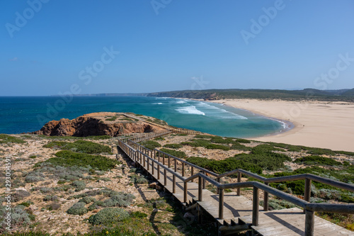 Küste, Klippen und Meer am Wanderweg „Rota Vicentina“ (Historischer Weg, Fischerweg) im Süden von Portugal  